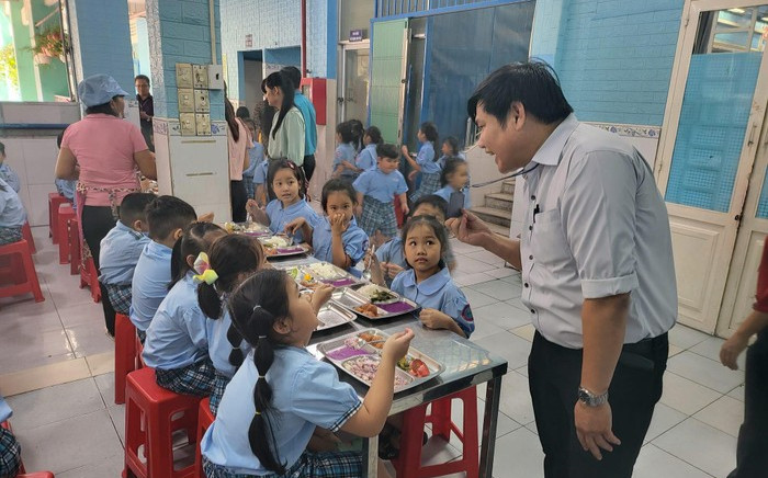 Tại trường đông học sinh nhất TP.HCM, bữa ăn bán trú được tổ chức ra sao? Ảnh 2