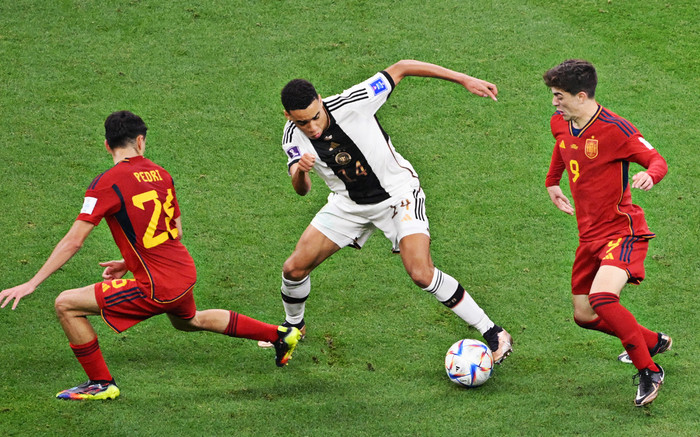 Khoảnh khắc Musiala đối đầu đôi Pedri - Gavi gây sốt bóng đá thế giới Ảnh 2