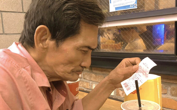 Sau cơn đột quỵ giữa đường, Thương Tín bất ngờ xuất hiện tươi tắn ở... rạp chiếu phim Ảnh 2