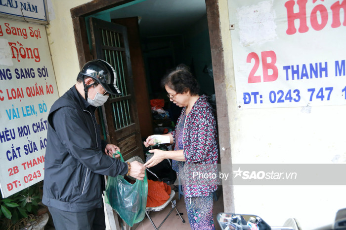 Hàng ngày vẫn đều đều khách đến lấy hàng và sửa quần áo.