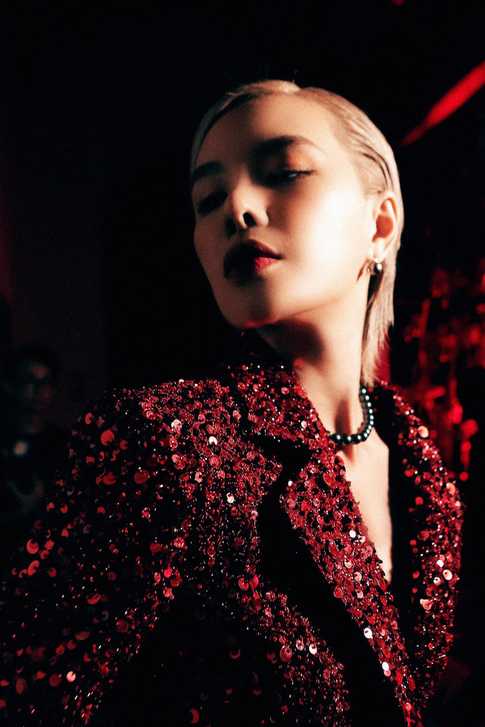 Người mẫu Hà Kino không chỉ bản lĩnh trên sàn diễn thời trang, Hà Kino còn lấn sân sang lĩnh vực thiết kế với những trang phục mang nhiều màu sắc mới lạ, đậm tính thời trang hiện đại và tôn vóc dáng người mặc. 