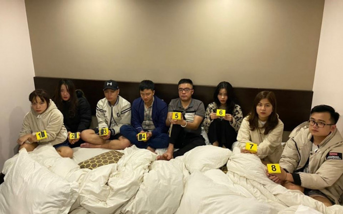 Bốn cặp đôi 'quây quần' trong nhà nghỉ để chơi... ma túy Ảnh 2