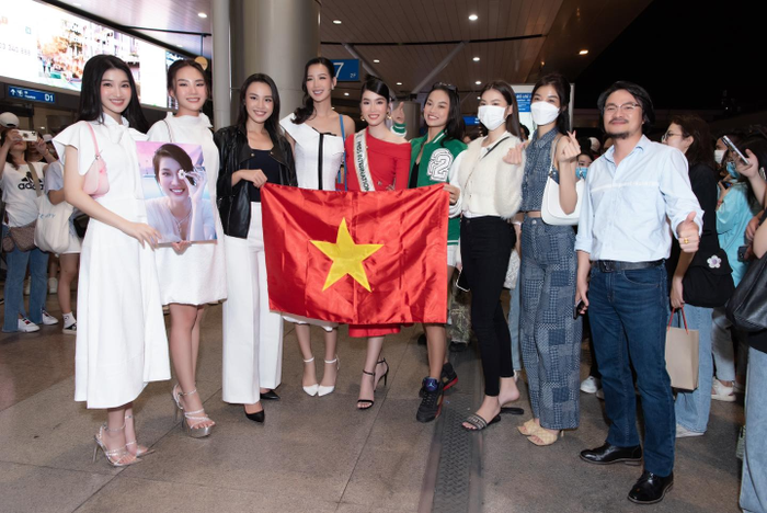 Á hậu Phương Anh chính thức lên đường chinh chiến Miss International 2022: Fan phủ kín sân bay chụp ảnh Ảnh 2