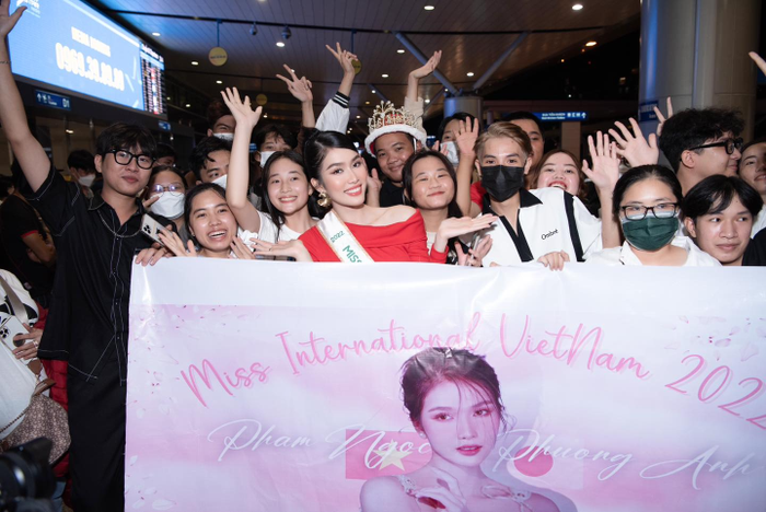 Á hậu Phương Anh chính thức lên đường chinh chiến Miss International 2022: Fan phủ kín sân bay chụp ảnh Ảnh 6