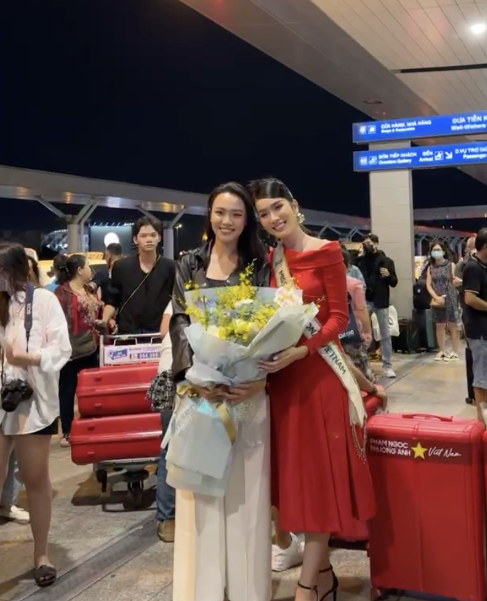 Á hậu Phương Anh chính thức lên đường chinh chiến Miss International 2022: Fan phủ kín sân bay chụp ảnh Ảnh 3