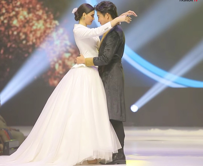 Màn trình diễn trước đó của cả hai cũng không khác gì một lễ đường thực thụ.