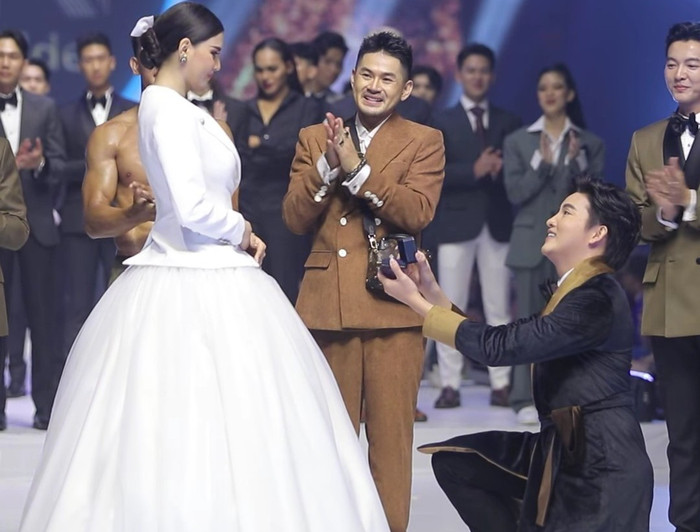 Christina Rajasima lộ rõ sự bất ngờ trên gương mặt và lập tức nhận lời cầu hôn của người yêu.