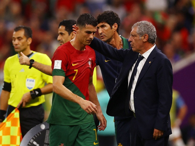 Ở cuối trận đấu, Ronaldo được thay ra. Anh dường như không vui với việc phải rời sân.