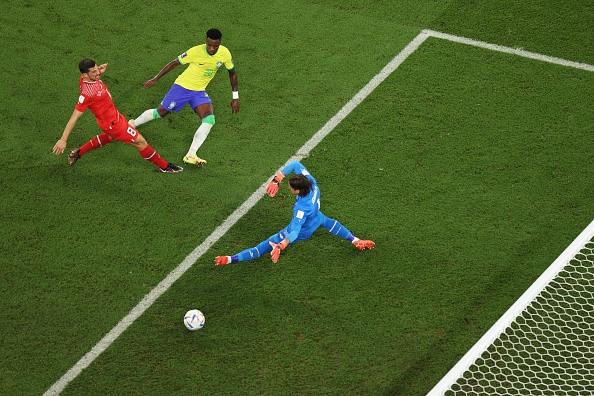 Phút 64, Vinicius dứt điểm hạ gục Yann Sommer nhưng VAR xác định anh đã việt vị.