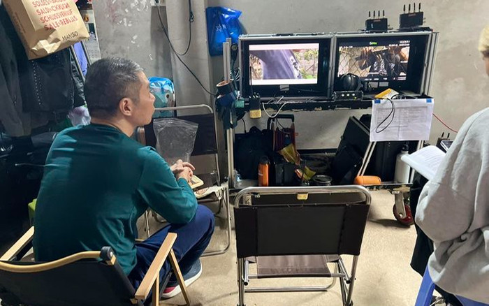 Hé lộ khoảnh khắc nghệ sĩ Công Lý tại phim trường: Theo dõi tỉ mỉ, thể hiện tình yêu nghề cháy bỏng Ảnh 2