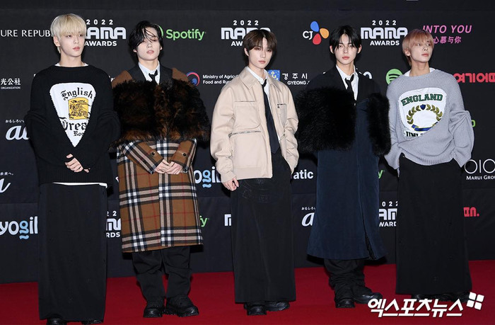 TXT xuất hiện với outfit lạ mắt.