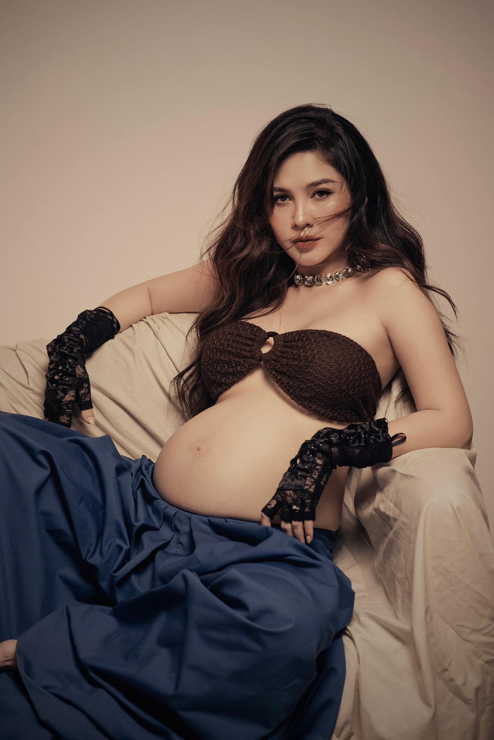 Trong thời gian mang bầu, Thu Hoài vẫn giữ được vóc dáng gọn gàng. 