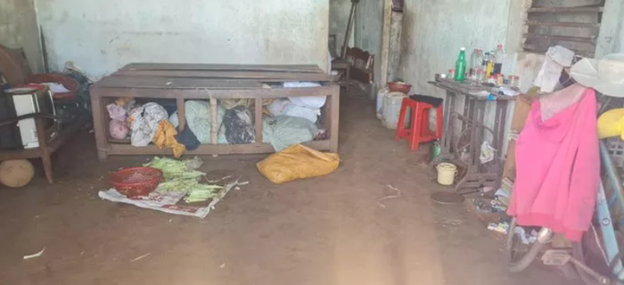 Căn nhà nơi cháu M. bị nhốt cùng cha mẹ đều bị bệnh tâm thần. (Ảnh: Người Lao Động)