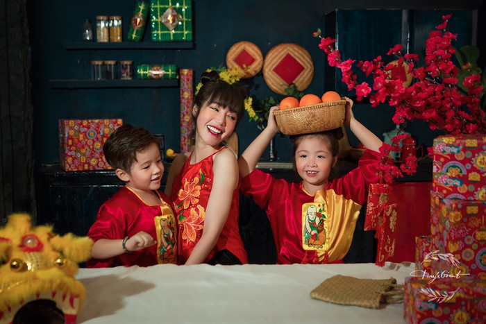 Elly Trần cùng hai con.