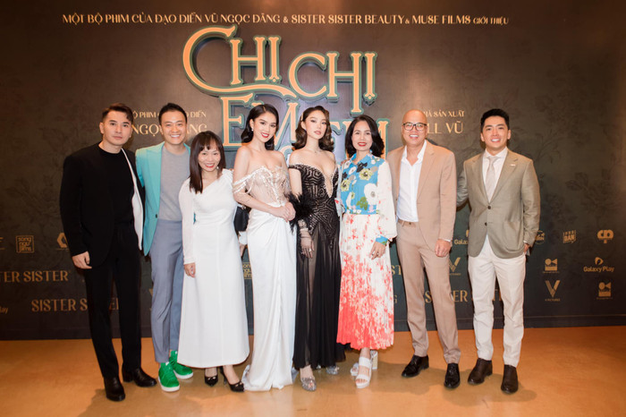 Minh Hằng, Ngọc Trinh cùng ekip phim Chị Chị Em Em 2