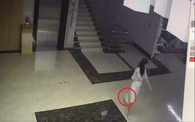 Bé sơ sinh bị vứt ở bãi rác, camera giám sát bóc trần hành động nhẫn tâm của người mẹ trẻ Ảnh 2