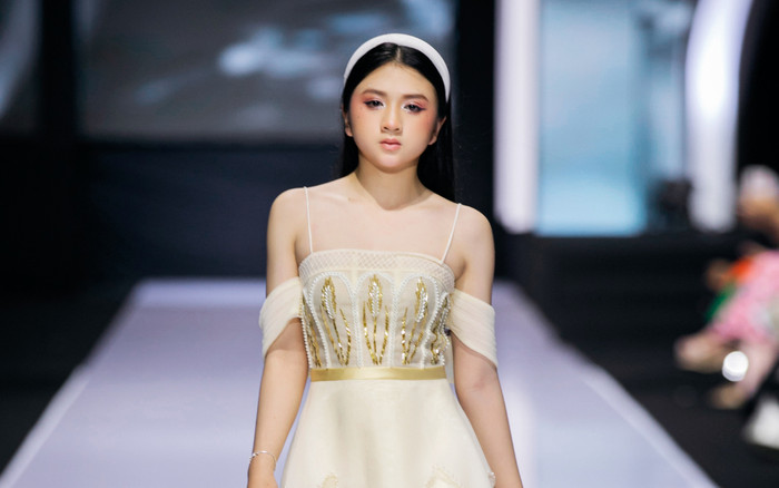 Không thể rời mắt xem 'bản sao nhí' Hoa hậu Hương Giang catwalk với những bộ cánh ngọt ngào Ảnh 2