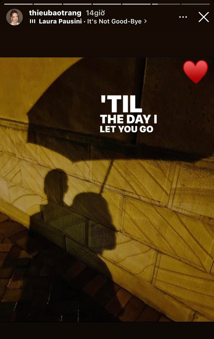 Trên Instagram nữ ca sĩ bất ngờ đăng tải hình ảnh chụp trong bóng tối với người đàn ông giấu mặt.