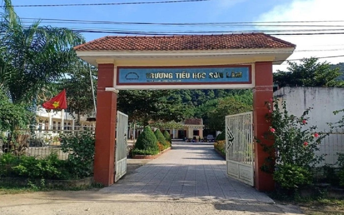 Thông tin mới phụ huynh cầm dao xông vào trường bắt Hiệu trưởng quỳ gối xin lỗi Ảnh 2