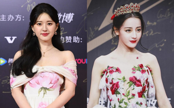 Cùng diện đầm trắng thêu hoa nhưng Triệu Lộ Tư lại bị tố cọ nhiệt và kém sang hơn hẳn Địch Lệ Nhiệt Ba Ảnh 2