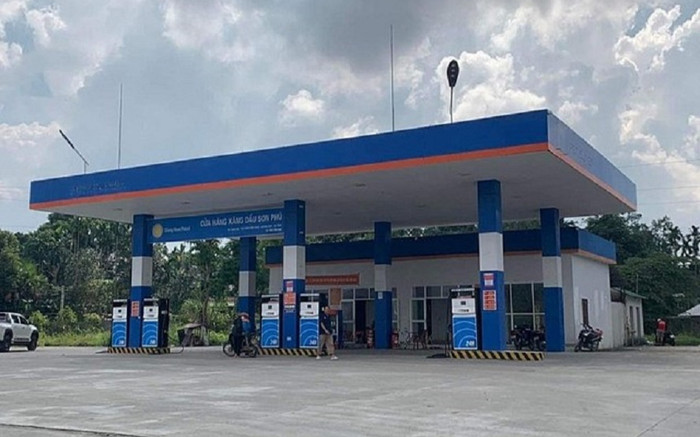 Đi đổ xăng cùng bạn, người đàn ông lẳng lặng đi vào nhà vệ sinh rồi thực hiện hành động khó tin Ảnh 2