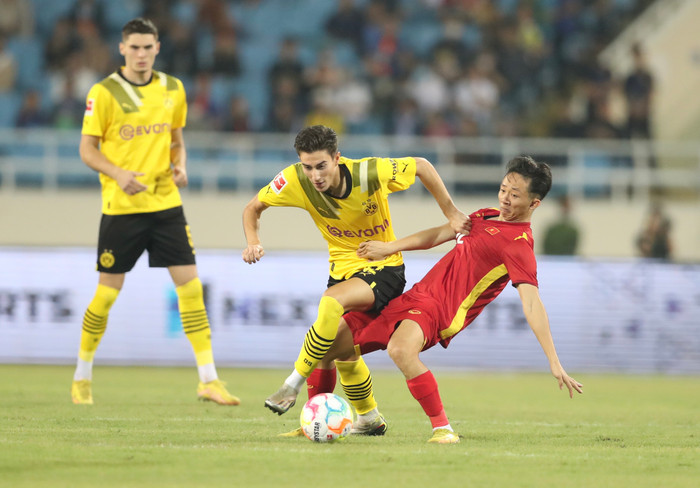 Dortmund có bàn mở tỷ số khi Malen dễ dàng đưa bóng vào lưới thủ môn Văn Toản ở phút 14. Ảnh: Anh Đồng