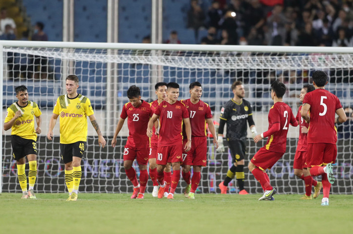 Có lẽ nhiều cầu thủ Dortmund cũng không hiểu sao thời gian sửa xà ngang từ phút 86 đến tận phút 90 mà trọng tài thổi còi hết giờ nhanh chóng. Ảnh: Anh Đồng