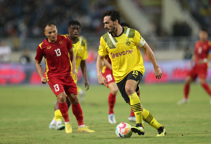 Ngôi sao Hummels lần đầu thi đấu ở sân Mỹ Đình. Ảnh: Anh Đồng