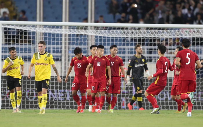 Trọng tài và xà ngang gây hài hước trong ngày Việt Nam thắng Dortmund Ảnh 2