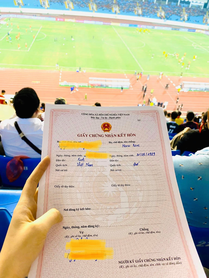 Hình ảnh gây sốt ở trận Việt Nam và Dortmund khi một fan nữ chuẩn bị giấy chứng nhận kết hôn.