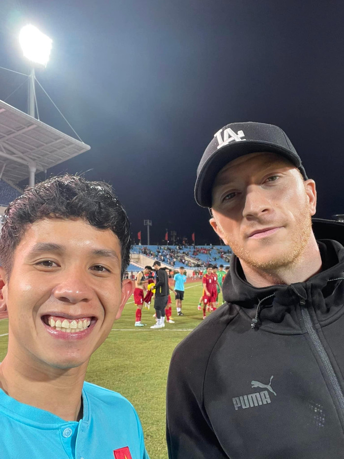 Marco Reus không thi đấu nhưng vất vả nhất vì được các cầu thủ Việt Nam yêu mến.