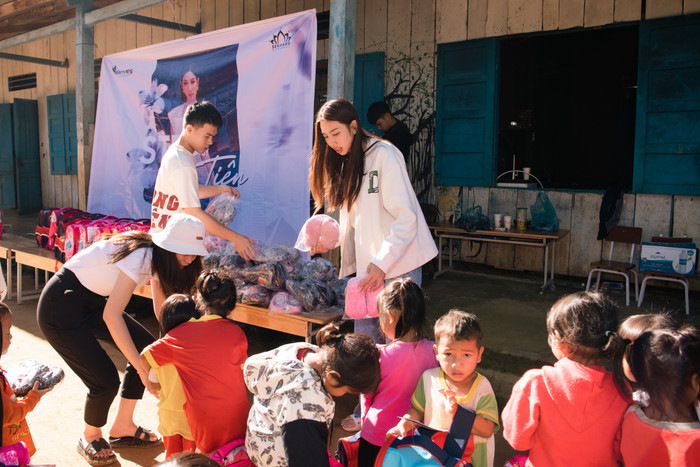 Thùy Tiên khăn gói tới nơi không có điện, không có sóng làm từ thiện: Miss Grand 2021, em có mệt không? Ảnh 2