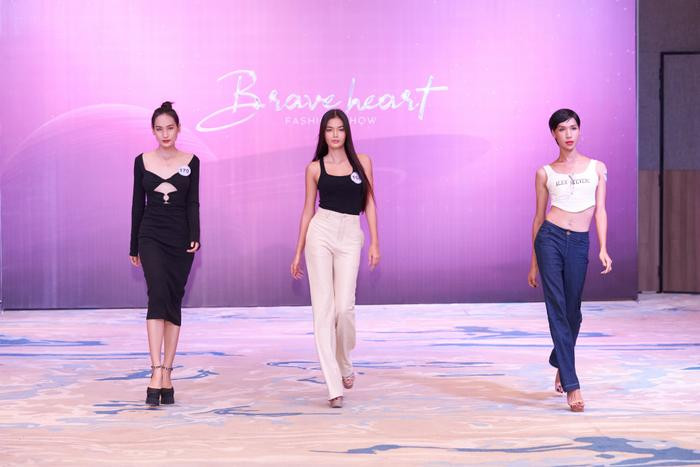 Khánh Vân, Hương Ly, Hoàng Phương trổ tài catwalk thần sầu, thị phạm cổ vũ tinh thần thí sinh Ảnh 7