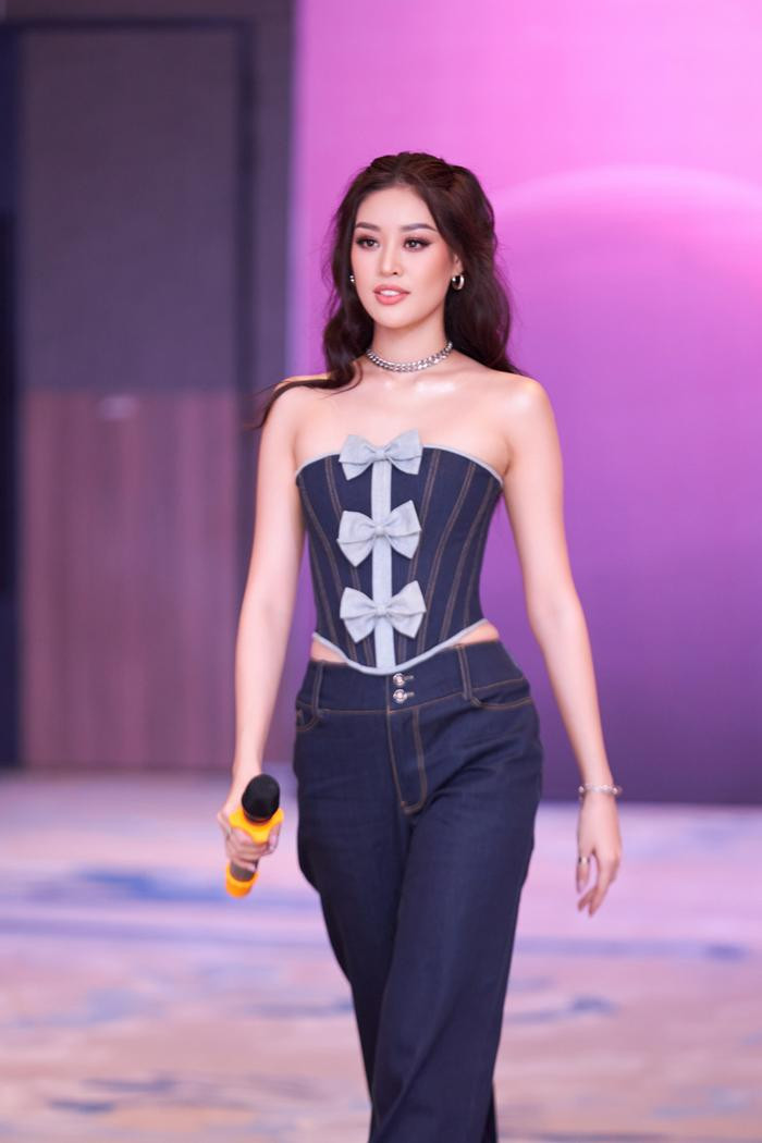 Khánh Vân, Hương Ly, Hoàng Phương trổ tài catwalk thần sầu, thị phạm cổ vũ tinh thần thí sinh Ảnh 2