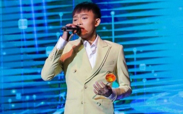 Hồ Văn Cường chạy show ở trường đại học, giọng hát lẫn ngoại hình khiến khán giả bàn tán sôi nổi Ảnh 2