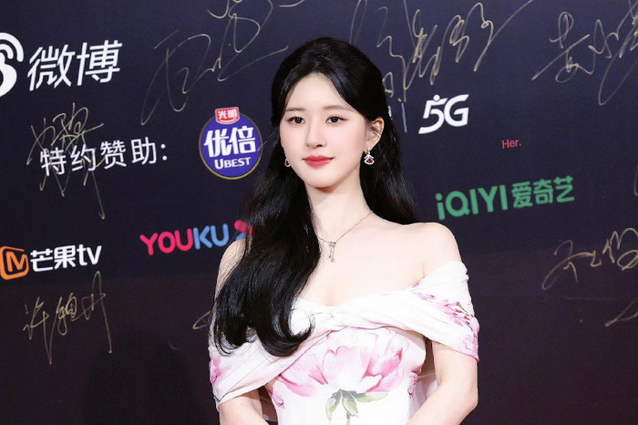 Lớp trang điểm có phần “dầu mỡ” của Triệu Lộ Tư tại Đêm hội Tầm nhìn Weibo.