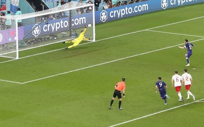 Lập kỷ lục đá hỏng phạt đền, Messi còn bị thủ môn Ba Lan không chung cược 100 euro Ảnh 2