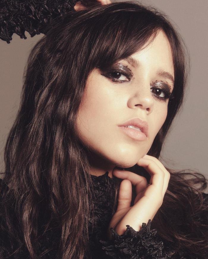 Vẻ đẹp ma mị của Jenna Ortega từ phim Wednesday đến đời thực Ảnh 8