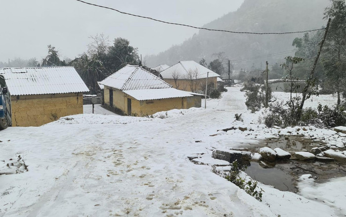 Mẫu Sơn nhiệt độ giảm sâu chỉ còn 4 độ C, dự báo đêm nay vùng núi cao Bắc bộ có nơi 3 độ C Ảnh 2