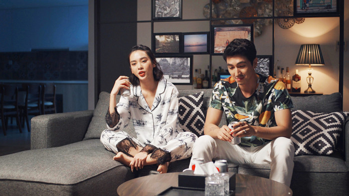 Trong phim, Bình An và Quỳnh Lương lần đầu kết hợp với nhau trong vai cặp vợ chồng Vy - Khôi không theo lẽ thường, có những tình huống dở khóc, dở cười.
