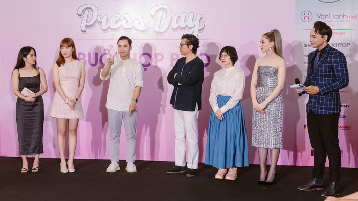 Trên sân khấu họp báo, Vũ Huy cũng trực tiếp chia sẻ thông qua một thông dịch viên thủ ngữ.