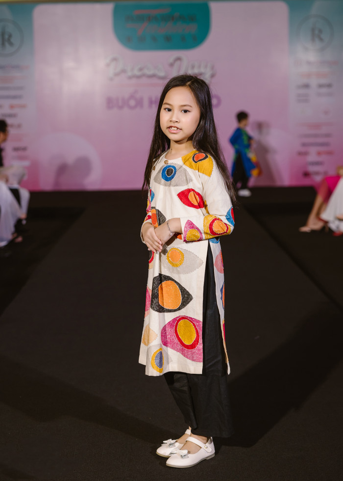 Sĩ Hoàng cùng học trò là NTK 'điếc bẩm sinh' vẽ áo dài cho trẻ thơ Ảnh 5