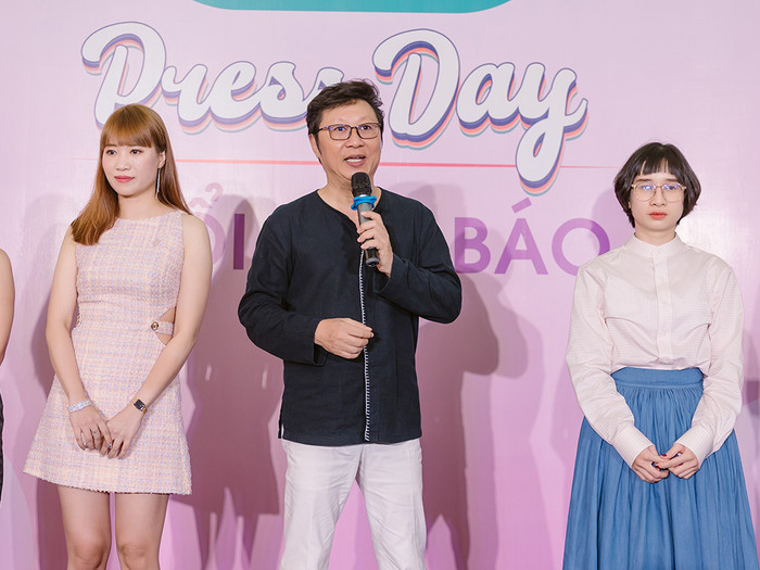 Sĩ Hoàng sinh năm 1962 tại TP HCM, là thạc sĩ nghệ thuật, họa sĩ, giảng viên, nhà thiết kế, diễn viên, đồng thời là Nhà sáng lập Bảo tàng Áo dài tại quận 9, TP HCM. Sau hơn 20 năm sưu tầm, anh hiện sở hữu hơn 1.000 áo dài từ thế kỷ 17 cho đến nay.