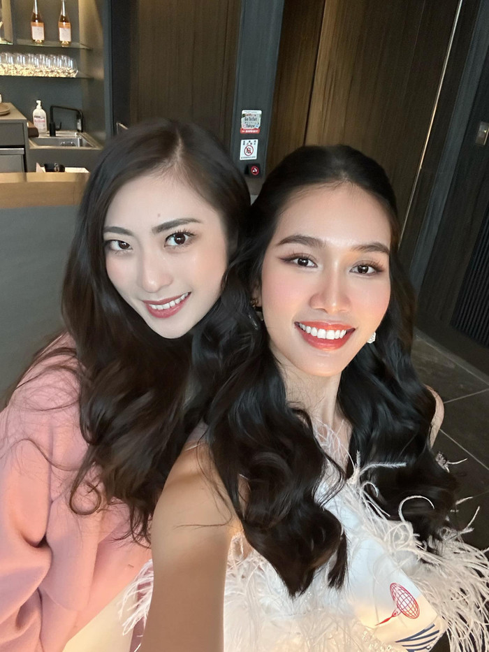 Á hậu Phương Anh đọ sắc cùng người bạn cùng phòng Nhật Bản.