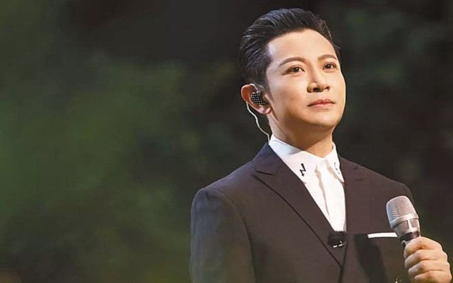 Vì đam mê World Cup, một nam ca sĩ gặp chấn thương ở mắt Ảnh 2