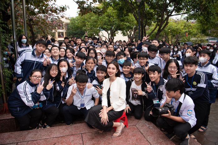 Về quê của Quang Linh, Thùy Tiên được chào đón nồng nhiệt: Fan 'người ấy' quá dễ thương Ảnh 5