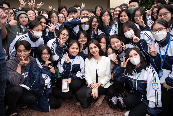 Về quê của Quang Linh, Thùy Tiên được chào đón nồng nhiệt: Fan 'người ấy' quá dễ thương Ảnh 4