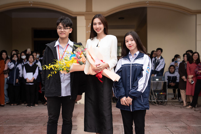 Về quê của Quang Linh, Thùy Tiên được chào đón nồng nhiệt: Fan 'người ấy' quá dễ thương Ảnh 2