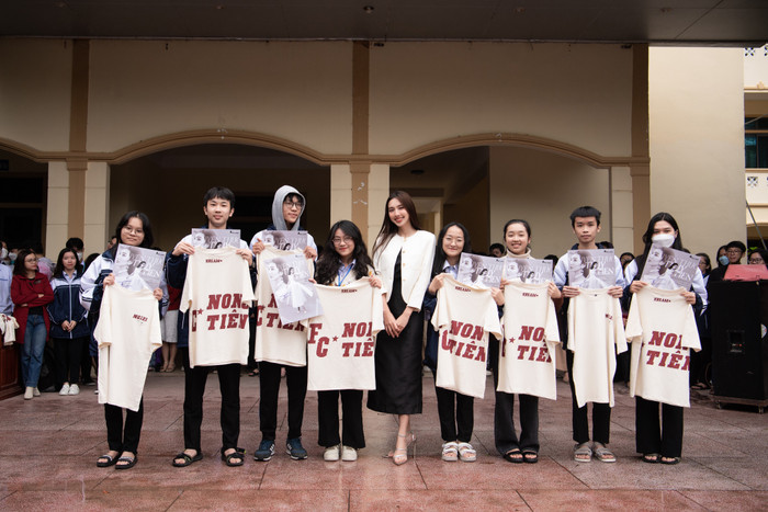 Về quê của Quang Linh, Thùy Tiên được chào đón nồng nhiệt: Fan 'người ấy' quá dễ thương Ảnh 3