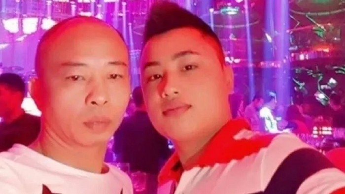 Tiến 'trắng' (phải) và bố nuôi Đường 'Nhuệ'. Ảnh: Facebook